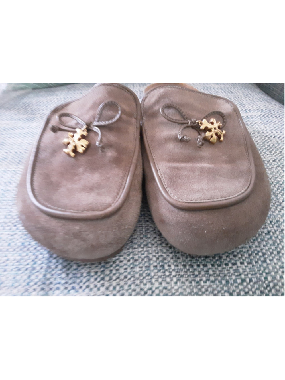 TORY BURCH River Rock Taupe Suede Mules Gold T Charm Bow Cork Insole Sz 5.5 Mint - Picture 7 of 14